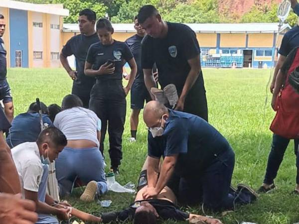 Momento en que compañeros y personal de salud brindaban servicios de primeros auxilios al agente.