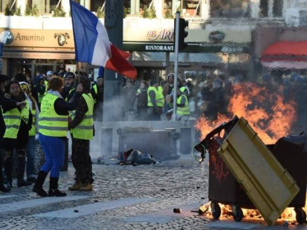 Los protestantes denominados 'chalecos amarillos' mantienen su marcha en París. (AFP)