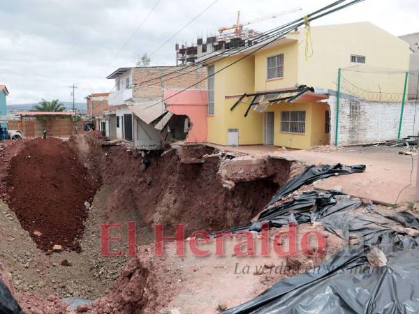 Al menos 14 familias resultaron directamente afectadas con el socavón que ocasionaron las fuertes lluvias del pasado mes de mayo en la colonia Prados Universitarios.