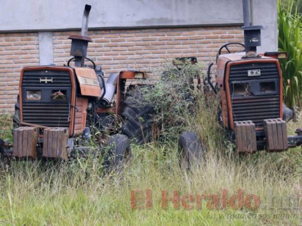 Tirados en el Centro de entrenamiento de desarrollo agrícola hay seis tractores.