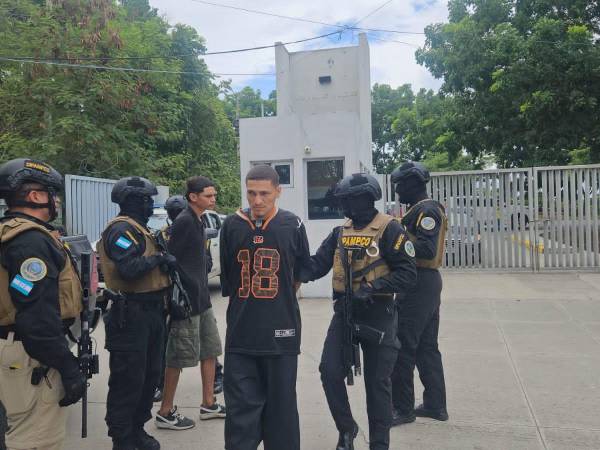 El “Baby Skinny” y “El Eficaz” fueron los integrantes de la Pandilla Barrio 18 que se sumaron a la lista de detenidos durante la “Operación Candado Valle de Sula” tras suponerlos responsables de la masacre en la colonia La Victoria, en el municipio de Choloma, en el departamento de Cortés.