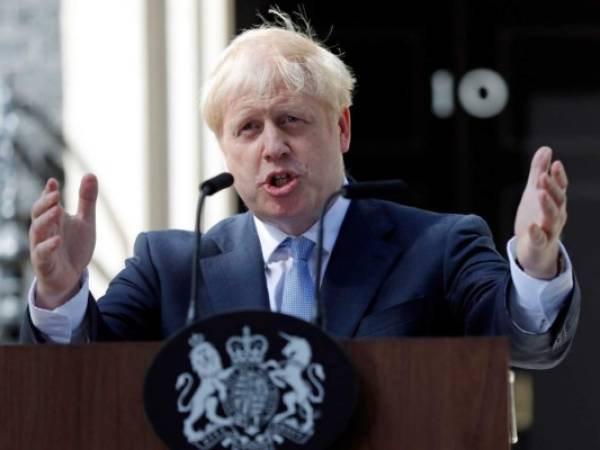 El primer ministro británico Boris Johnson habla frente al número 10 de Downing Street en Londres. Johnson y la canciller alemana Angela Merkel prevén reunirse para discutir el Brexit y asuntos bilaterales, dijo un vocero del gobierno alemán. Foto: Agencia AP.