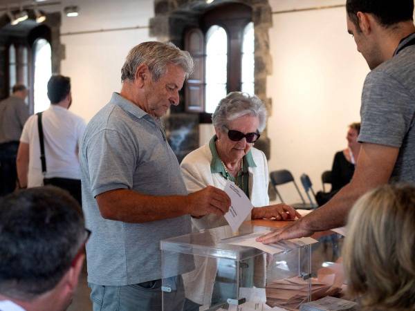 Un hombre emite su voto durante las elecciones generales de España, en Elgoibar el 23 de julio de 2023.