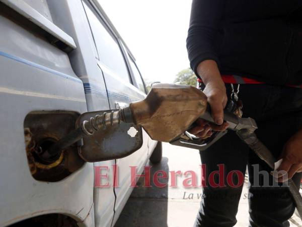 Desde el gobierno se ha promovido la migración a gasolina regular, pero muchos vehículos utilizan la superior aunque se pague más.