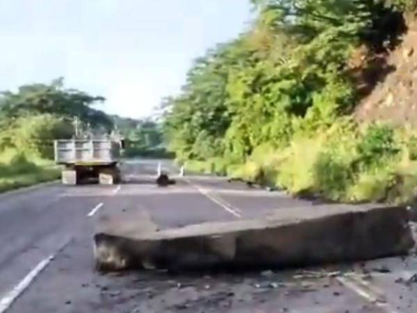 Las autoridades piden a los conductores extrema precaución al transitar por la zona.