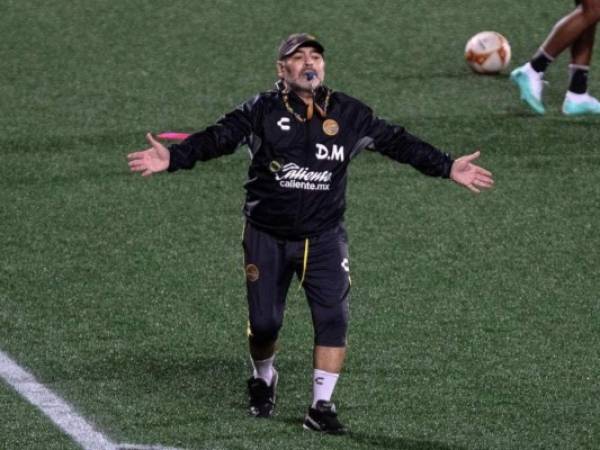 Diego Maradona vivió el partido sentado en un cómodo sofá en el banco de suplentes. Foto: Agencia AFP.