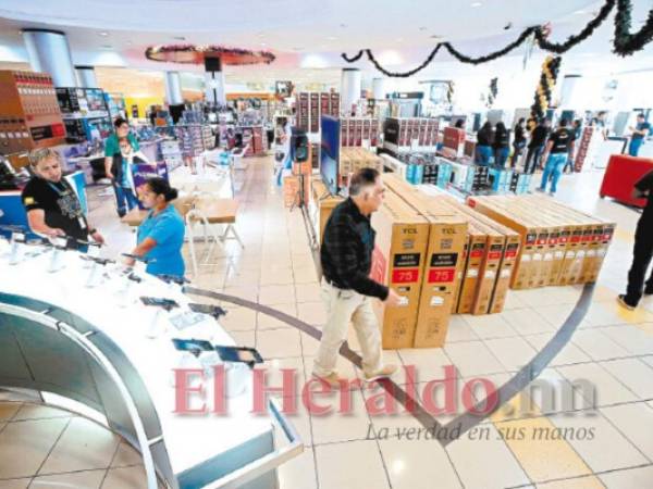 Las tiendas están surtidas de productos para el hogar y de cuidado personal. Foto: EL HERALDO.