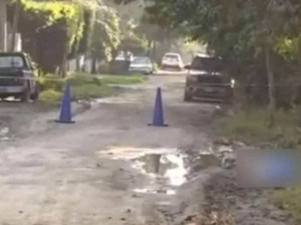 El cuerpo encostalado de la víctima fue abandonado junto a un charco en esta solitaria calle de la colonia Luisiana.