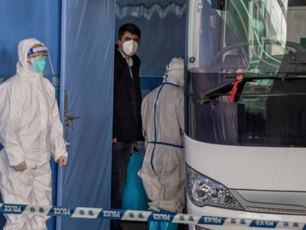 El equipo de la OMS tuvo que someterse a un test de detección contra el covid y deberán pasar dos semanas en cuarentena. Foto: AFP