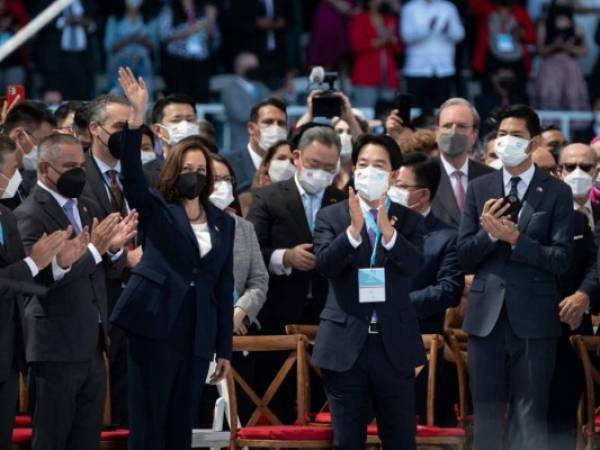 El vicepresidente de Taiwán, William Lai, y su homóloga de Estados Unidos, Kamala Harris. FOTO: AFP