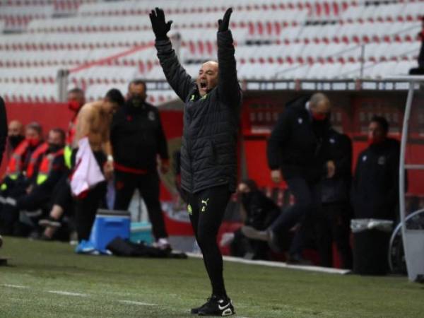 El entrenador argentino del Marsella, Jorge Sampaoli, reacciona durante el partido de fútbol francés L1 entre Niza y el Marsella en el estadio 'Allianz Riviera' de Niza. Foto: AFP.