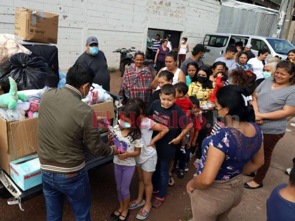 Con mucha dedicación se armaron los kits de aseo y para los niños. Estas ayudas fueron recibidas de parte de fieles lectores, capitalinos de buen corazón y empresas.