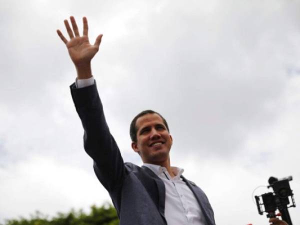 Según la encuestadora Delphos, el pico de apoyo del 63 por ciento que llegó a tener Guaidó ha bajado a 59 por ciento. FOTO: AP