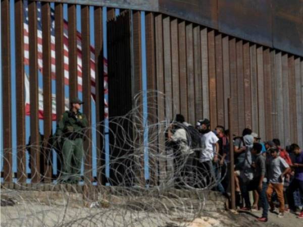 Un grupo de migrantes aún se encuentra en la frontera entre México y Estados Unidos. Foto: Agencia AFP