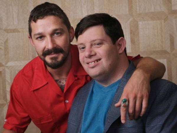 Shia LaBeouf, a la izquierda, y Zack Gottsagen, protagonistas de 'The Peanut Butter Falcon', posan juntos en West Hollywood, California. La cinta independiente se estrenó en Estados Unidos el viernes 9 de agosto. Foto: AP / por Chris Pizzello/Invision