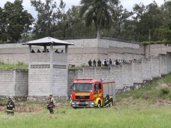 El Cuerpo de Bomberos llegó a la zona para controlar el incendio dentro de los módulos.