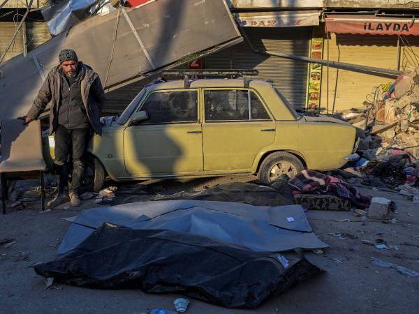 Muchas son las zonas afectadas por el terremoto y las personas ya han perdido la esperanza de encontrar más sobrevivientes.