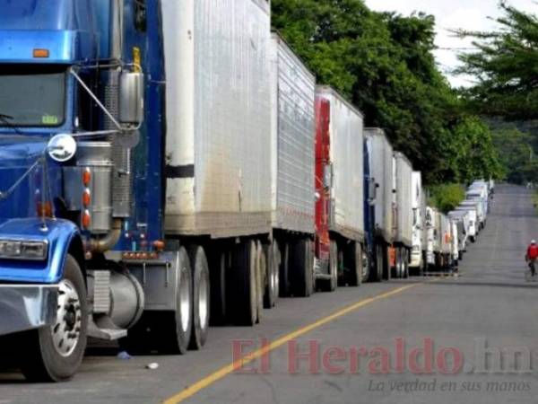 Extensas filas de camiones de cargas se forman en la frontera Peña Blanca, entre Nicaragua y Costa Rica.