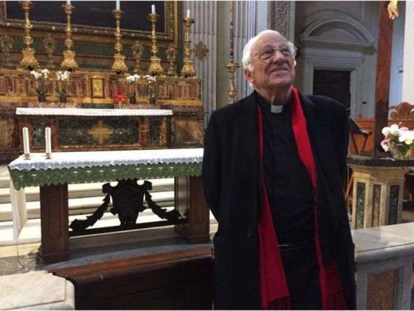 El padre Ángel tiene como prioridad ayudar a los desfavorecidos.