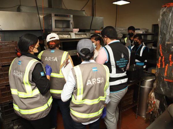 Los inspectores evalúan la limpieza del local, la atención al cliente, también que no haya plagas que contaminen los alimentos en venta