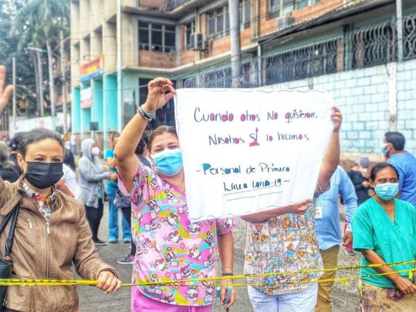 Desde tempranas horas, miembros del personal médico han paralizado las labores en el centro de salud Alonso Suazo.