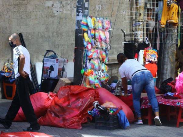 Aunque lo ideal es la formalidad, las condiciones obligan a muchos capitalinos a ser vendedores ambulantes para sobrevivir, y mientras dinamizan la economía, afrontan la falta de oportunidades en el país.