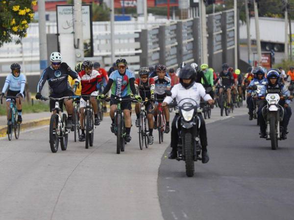 Cerca de 80 ciclistas realizaron la ruta este domingo.