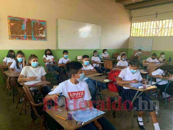 80 mil estudiantes de prebásica, básica y media están acudiendo a las clases semipresenciales bajo medidas de bioseguridad.