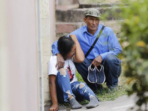 Una menor lloraba amargamente afuera de la vivienda donde ocurrió el doble deceso.