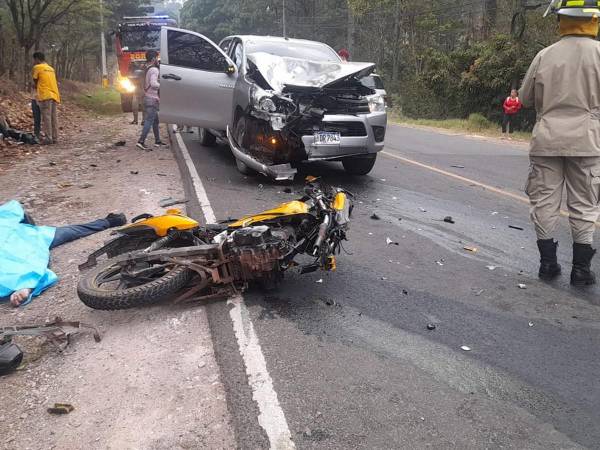 Pareja muere tras fuerte colisión entre motocicleta y vehículo en carretera a Santa Lucía