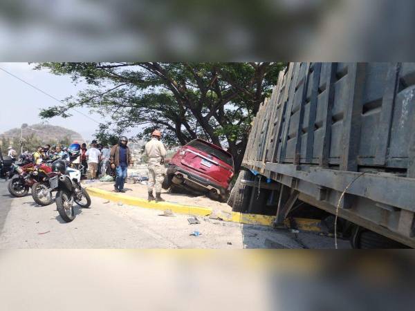 Un milagro, así podría describirse lo ocurrido este miércoles en el anillo periférico de Tegucigalpa, capital de Honduras, cuando una rastra impactó contra varios vehículos y postes del tendido eléctrico, tras presuntamente perder los frenos. Afortunadamente no hubo víctimas mortales. A continuación las imágenes del accidente.