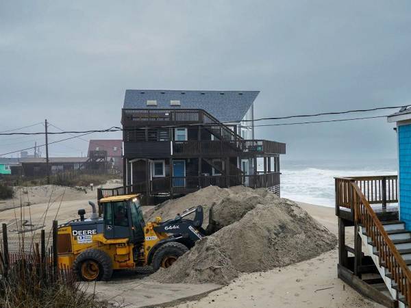 El colapso de una casa en Rodanthe, Outer Banks, en el océano Atlántico, debido al huracán Ernesto, resalta el impacto del cambio climático en la erosión costera.