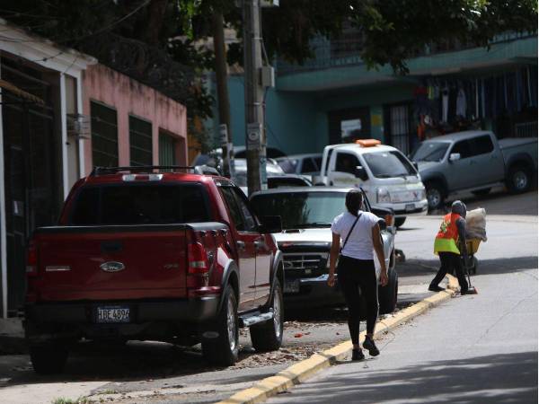 Muchos conductores dejan los vehículos sobre las aceras o frente a un bordillo amarillo, lo que obstruye el paso a peatones y el flujo vial.