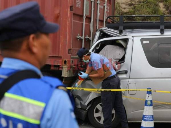 En el lugar del accidente murieron tres personas y una cuarta víctima falleció en el hospital. Foto: Estalin Irías/EL HERALDO