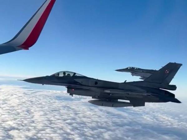 Los F16 escoltaron a Polonia hasta la frontera sur.