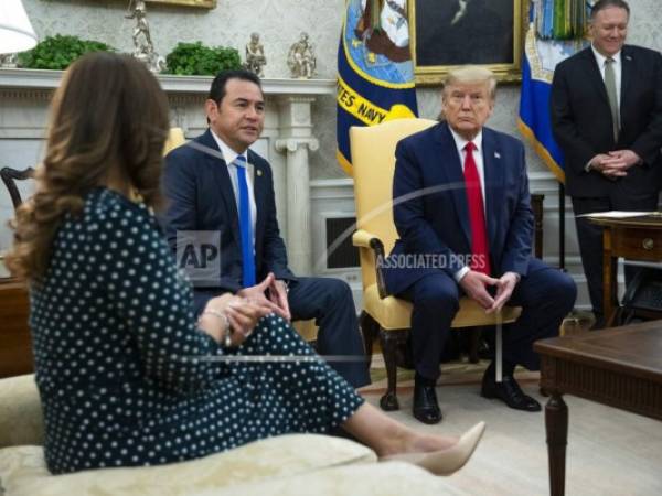 'En la última visita que hicimos a Casa Blanca con el presidente Trump fuimos claros en decirles que esa negociación debe hacerse con el nuevo gobierno', aseguró Jimmy Morales. Foto: AP.