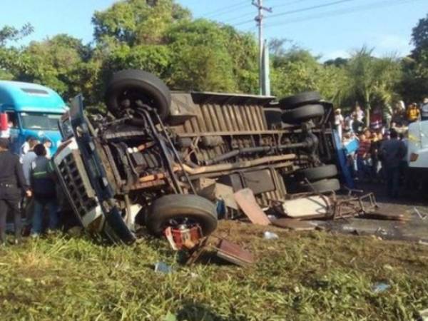 Las personas heridas fueron trasladadas en vehículos particulares hacia el Hospital Regional de San Marcos, en la zona del accidente. Foto: Telemetro