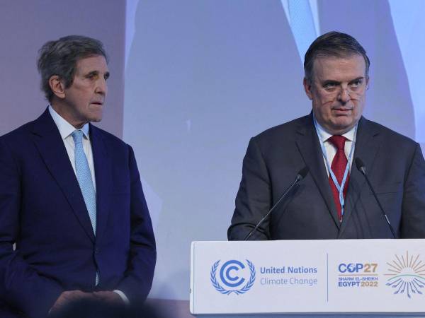 El canciller Marcelo Ebrard acompañado del enviado especial para el clima de Estados Unidos, John Kerry.