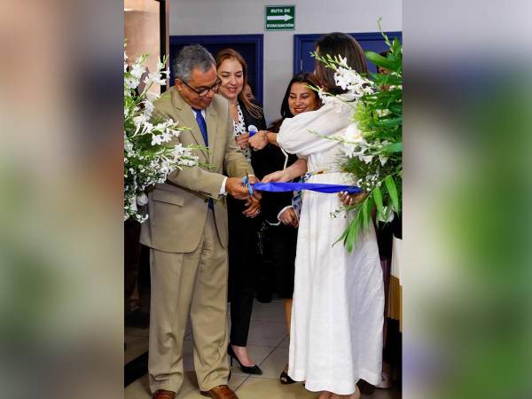 <i>El rector de la UJCV doctor Julio Raudales y la representante residente del BID Honduras, María José Jarquín, realizan el corte de cinta del Centro de Innovación INNOVA-T.</i>