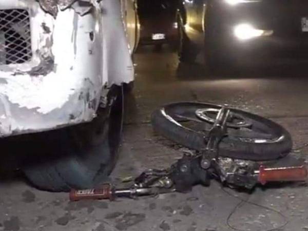 La motocicleta quedó abajo de las llantas del bus.