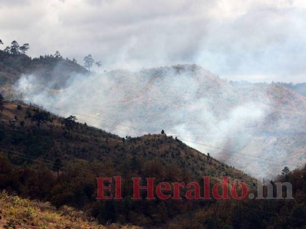 El voraz incendio alcanzó parte de Santa Lucía.