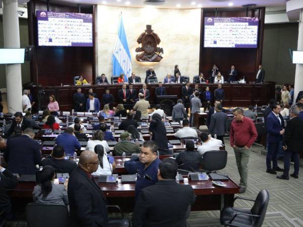 Con un quórum de 126 de 128 congresistas, inició la sesión extraordinaria del Congreso Nacional.