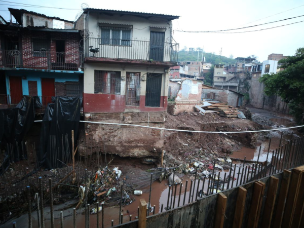 Las precipitaciones causaron inundaciones y también que se derribara una casa en el sector Los Jucos del barrio Morazán.