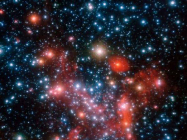 Los agujeros negros supermasivos son un enigma de la astrofísica, sobre todo por la manera en que llegan a ser tan grandes, y su formación centra muchas investigaciones. Los científicos piensan que devoran, a una velocidad inaudita, todos los gases interestelares que les rodean.