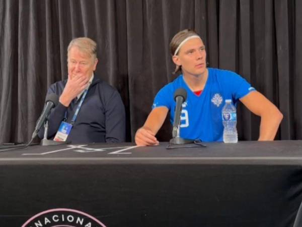 Age Hareide, entrenador de Islandia, y el jugador Andri Guðjohnsen, reaccionan tras el Honduras Islandia.