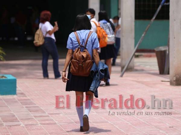 Los alumnos del Instituto Jesús Milla Selva no podrán portar ni sudaderas porque les serán decomisadas en la entrada al colegio.