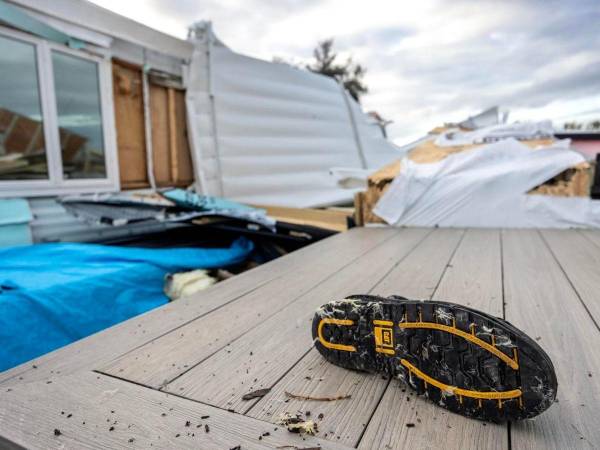 El fuerte huracán ya salió de Florida, pero sigue dejando lluvias en algunas zonas.