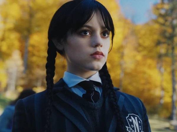 La actriz Jenna Ortega es protagonista de este nuevo giro de la famosa serie de los años 60<b> </b>“Los locos Addams”.