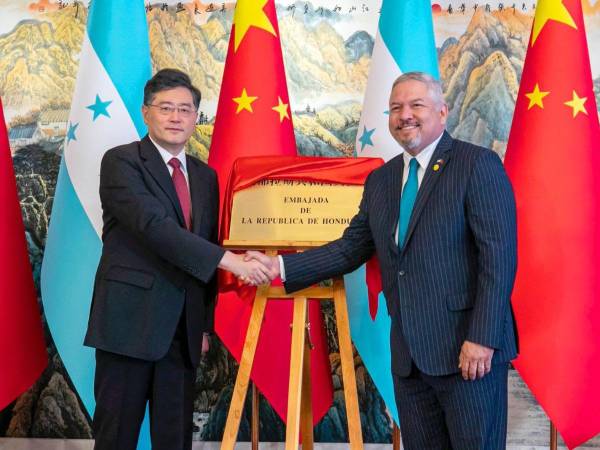 El canciller hondureño Enrique Reina junto a un representante de China al momento de la inauguración de la embajada de Honduras.