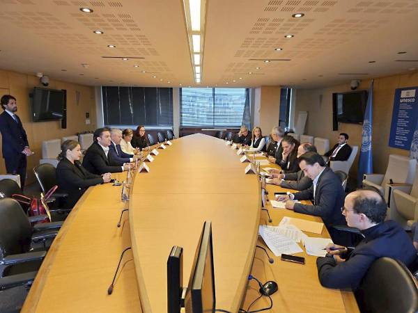 <i>Durante una visita a París, el canciller Eduardo Enrique Reina y el secretario privado, Héctor Zelaya, entregaron la solicitud formal a los representantes de la Organización de Naciones Unidas para la Educación la Ciencia y la Cultura (UNESCO).</i>